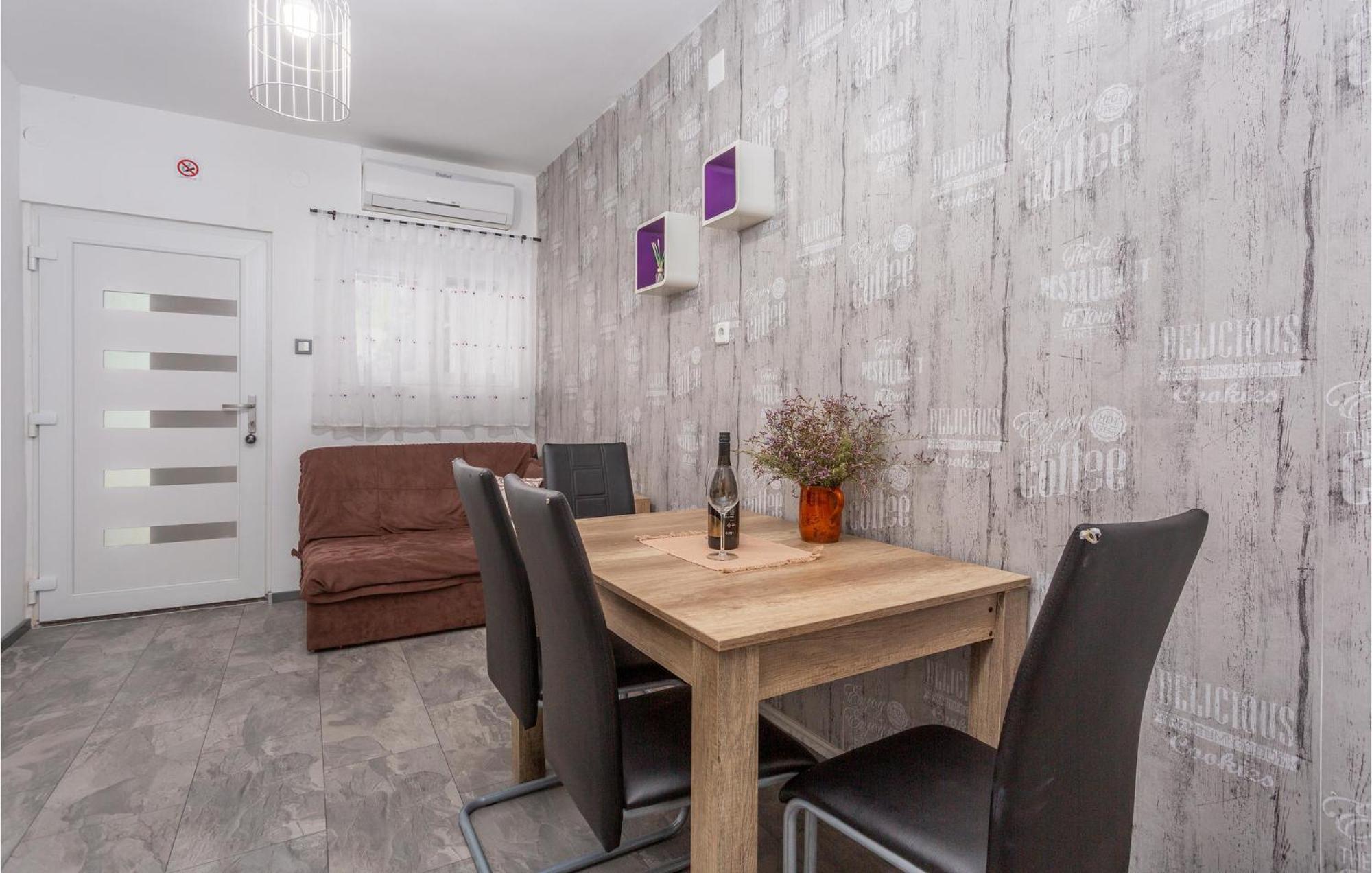 Stunning Apartment In Malinska With Kitchen Exterior foto